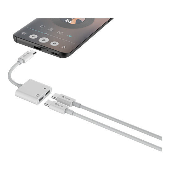Adaptador DEVIA Smart Series USB-C para 2x USB-C branco, ligado a um smartphone e dois cabos USB-C.