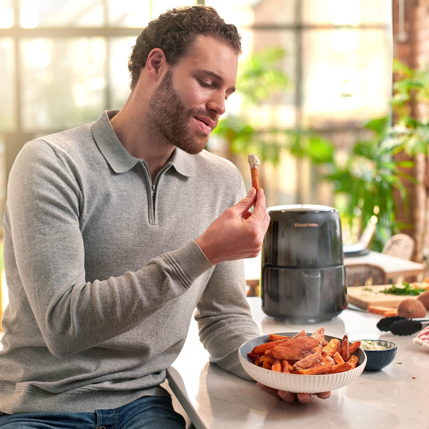 Fritadeira Russell Hobbs Air Fryer Satisfry 1.8L 1100W Preto
