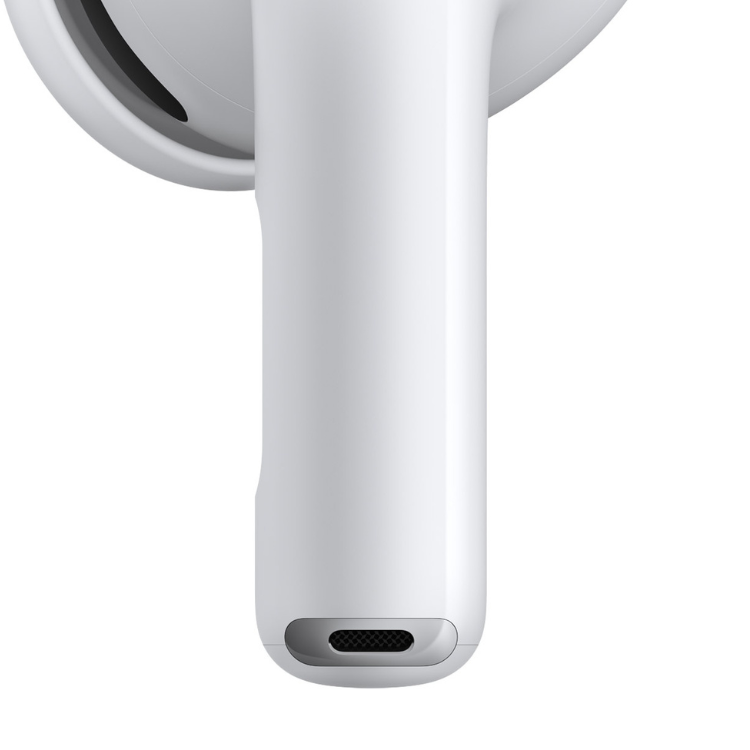 AirPods Pro 3 brancos, vista lateral de um auricular com entrada USB-C na parte inferior.