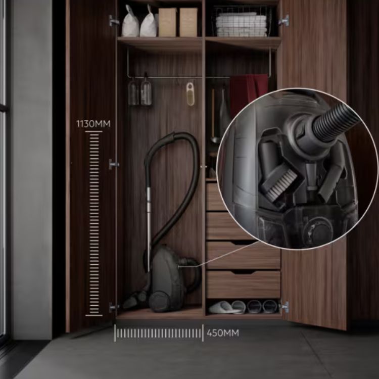 Aspirador AEG AB51C2SW preto em closet, com dimensões e detalhes do produto.