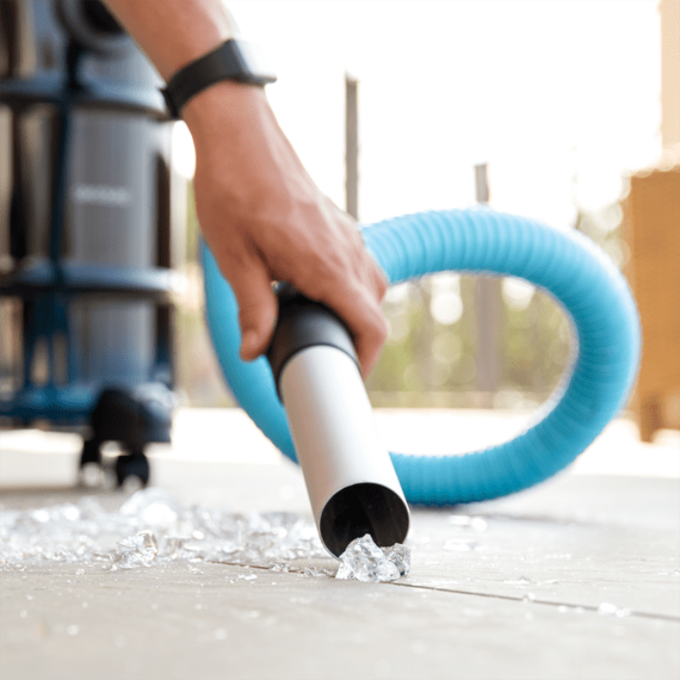 Aspirador de cinzas Cecotec Conga Ash 6000 EasyGo Home XL, com tubo azul, a aspirar resíduos.