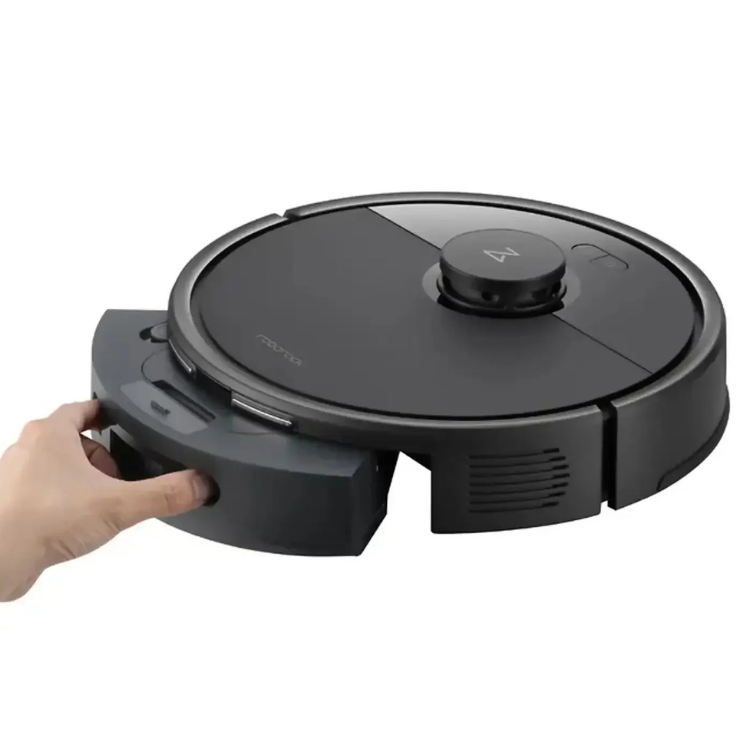 Aspirador robot Roborock Q7 BF preto com uma mão a segurar a base de carregamento.