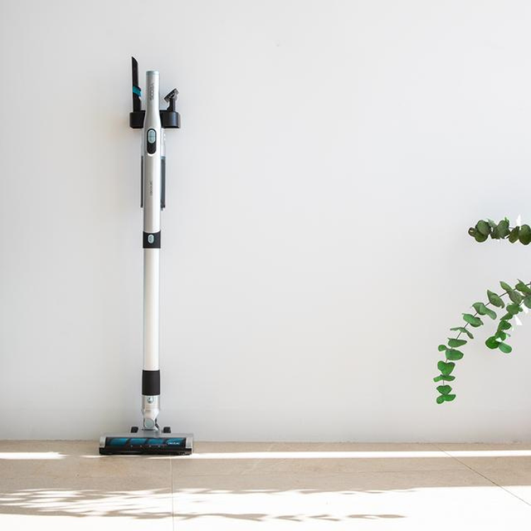 Cecotec Scoba 2100 Jalisco upright vacuum, silver and black, with wall mount and accessories.