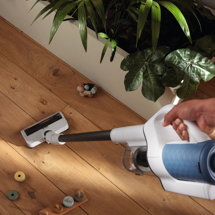 Aspirador vertical Miele Duoflex HX1 azul em uso.