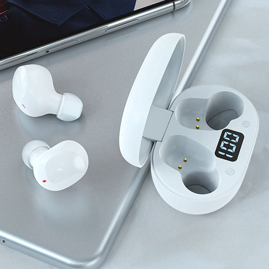 Auriculares Bluetooth Devia Joy A6 Series TWS brancos com caixa de carregamento e indicador de bateria.