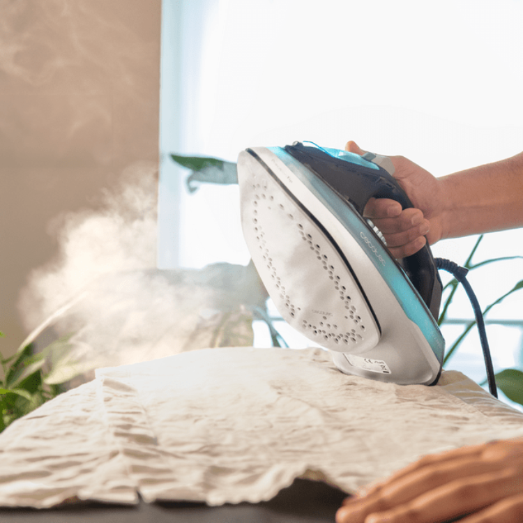 Cecotec IronHero 2600 Force steam iron, white and blue, steaming wrinkled fabric.