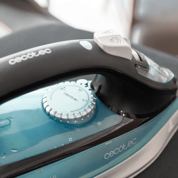 Cecotec IronHero 2600 Force steam iron, black and teal, with control dial and steam button.