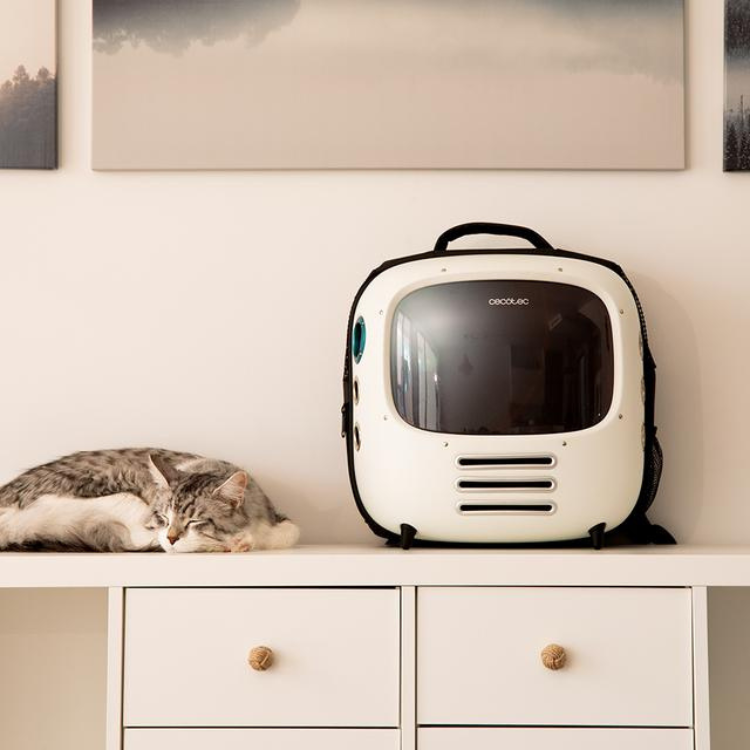 White Cecotec Pumba 1800 pet carrier with black accents.