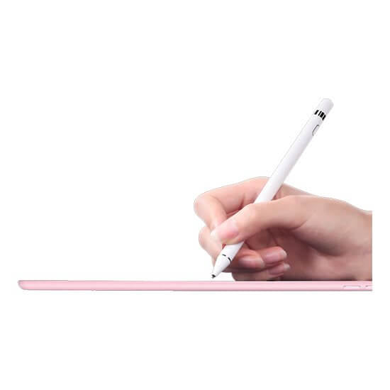 Caneta branca para iPad, ponta fina, sendo usada numa mão sobre um tablet rosa para escrita ou desenho preciso.