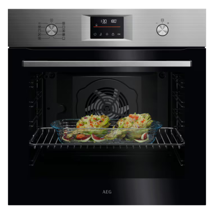 Forno AEG multifunções inox com 72L, display digital e tabuleiro com comida no interior.