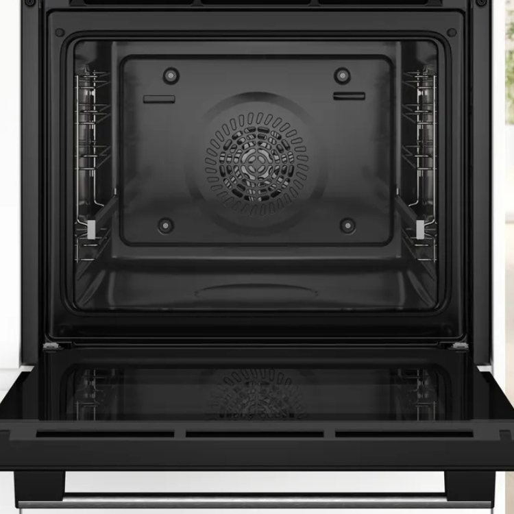 Forno elétrico de encastre Bosch Série 4, preto, aberto mostrando o interior com 71 litros, grelhas e resistência.