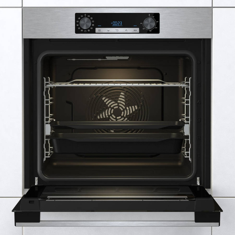 Forno encastrável Hisense BSA65226AX, inox, 77L, aberto, mostrando interior com painéis de controlo.