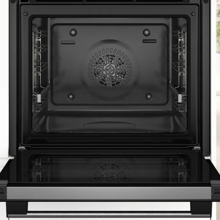 Forno pirolítico de encastre Bosch preto com porta aberta, mostrando o interior com 2 níveis de grelha.