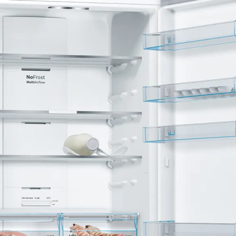 Bosch Serie 4 KGN493IDA inox fridge interior, white, with glass shelves and NoFrost technology.
