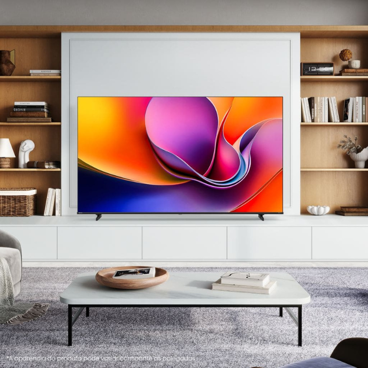 TV LED 4K Hisense 43A6Q com imagem colorida, em ambiente de sala de estar.