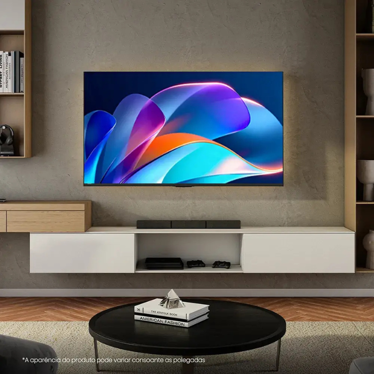 TV LED 4K Hisense 50A6S, 50 polegadas, montada na parede de uma sala de estar moderna, com uma imagem colorida de padrões ondulados.
