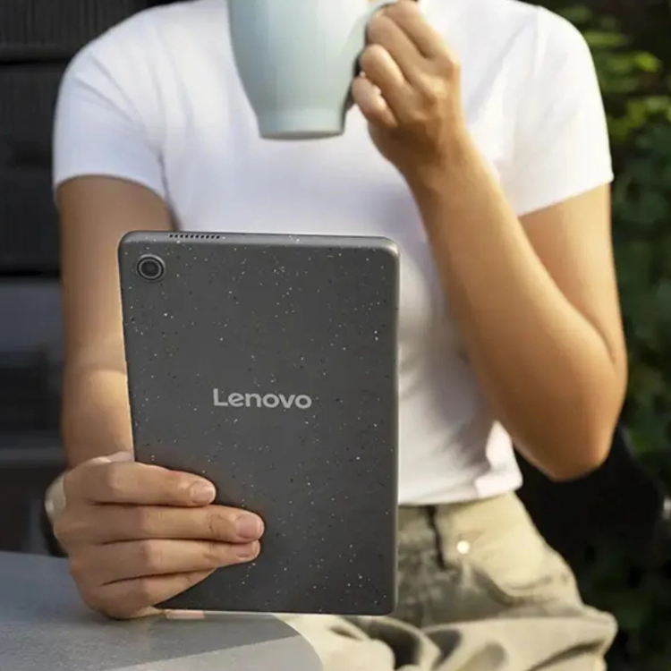 Tablet Lenovo Tab One cinzento com marca Lenovo na parte de trás.