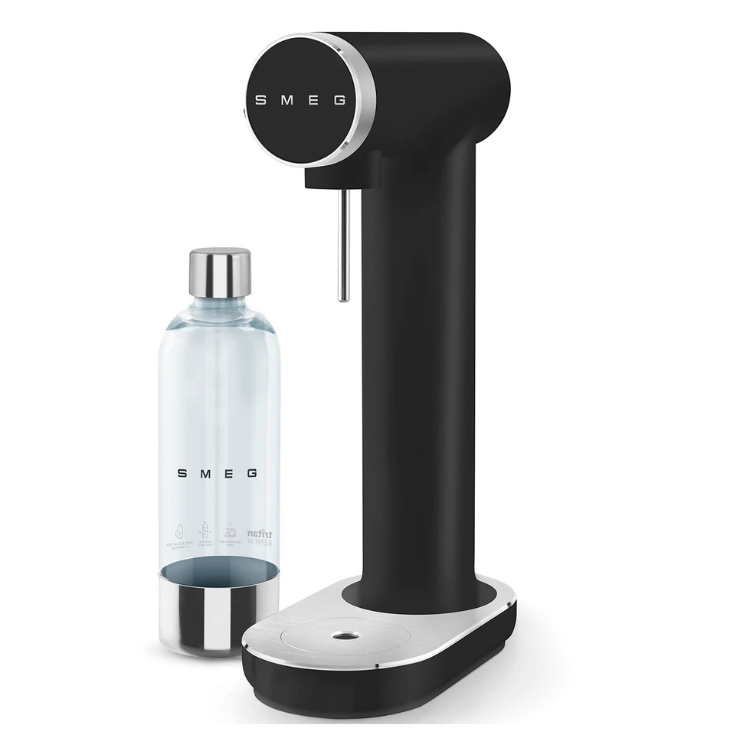 Máquina de gaseificação Smeg Collezione preto mate com garrafa de água.