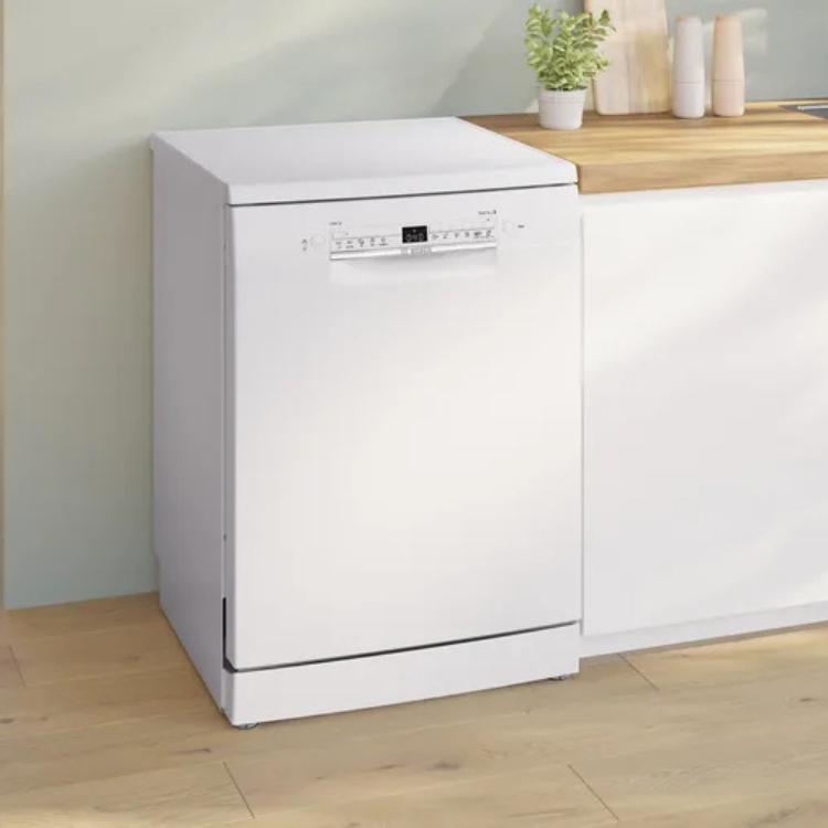 White Bosch dishwasher, 13 sets, freestanding, Serie 2, in a kitchen setting.