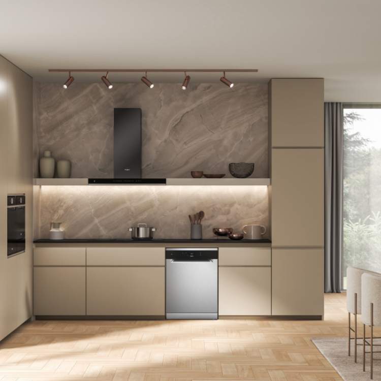 Máquina de lavar loiça Whirlpool prata integrada numa cozinha moderna com 14 conjuntos.