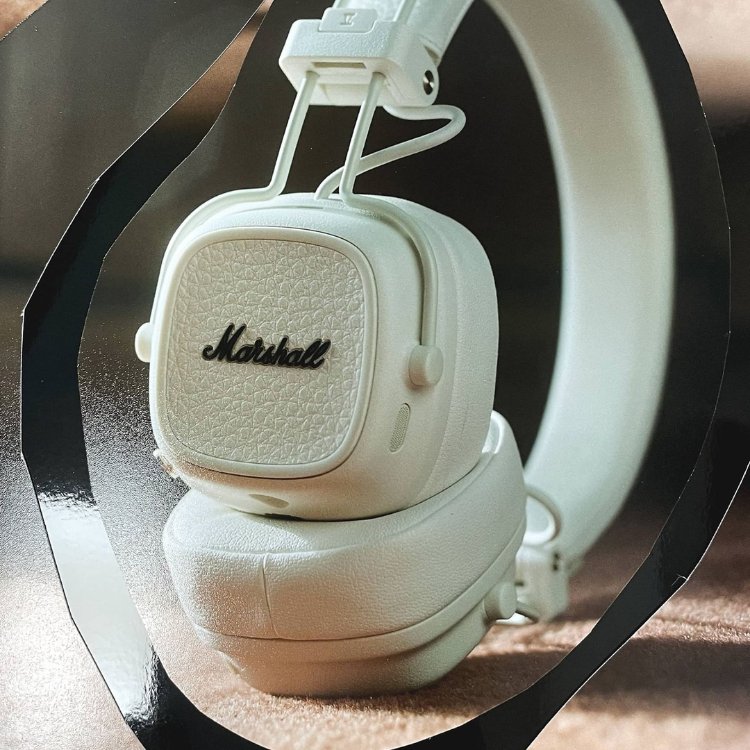 Marshall Major V cream headphones, white leather finish with black logo.