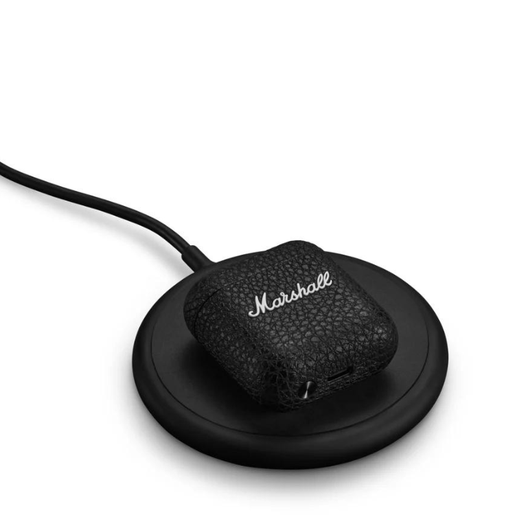Auriculares Bluetooth Marshall Minor IV TWS Preto em carregamento.