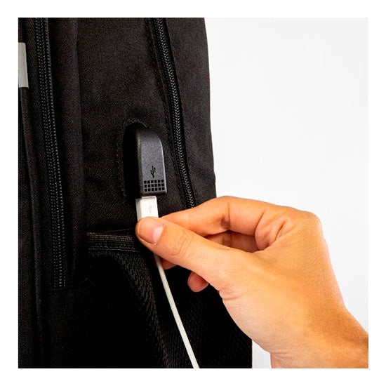 Mochila Nilox 15.6" Style preta com um cabo USB a ser inserido numa pequena abertura.