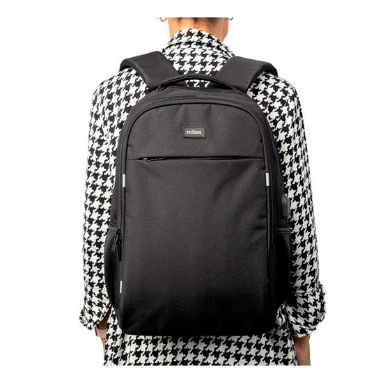 Mochila Nilox 15.6" Style preta com logotipo Nilox, usada nas costas de uma pessoa.