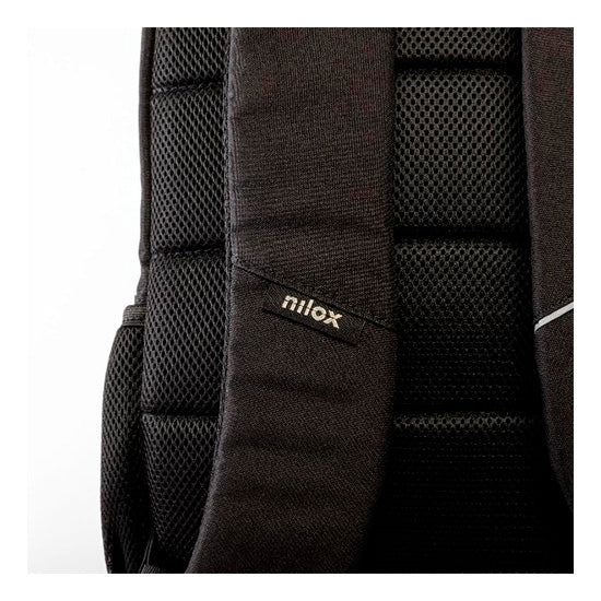Mochila Nilox 15.6" Style preta com alça e logotipo Nilox.