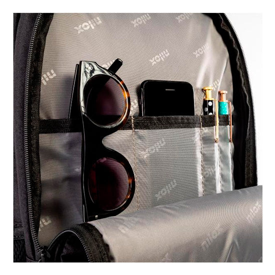 Mochila Nilox Style Preto, vista interna com óculos, telemóvel e canetas.