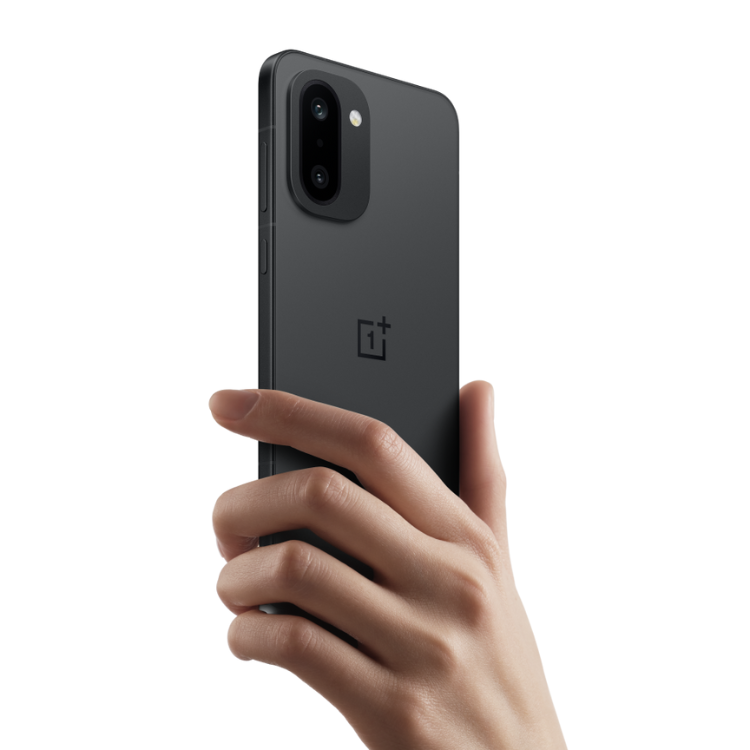 OnePlus 15R 5G preto, com uma mão a segurá-lo, destacando a câmera dupla e o logotipo da marca.