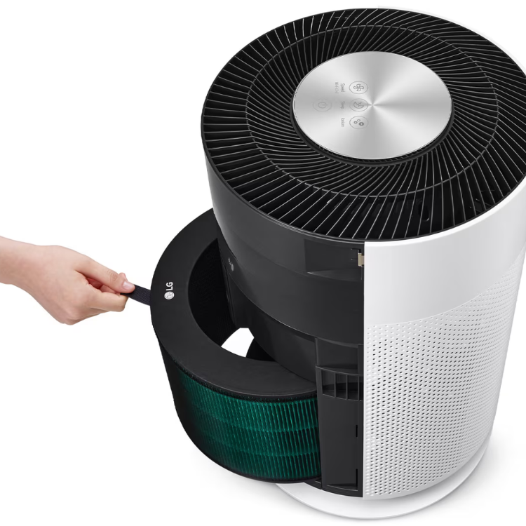 Purificador de Ar LG PuriCare 360 Hit Air branco com filtro verde e preto, com uma mão a remover o filtro.