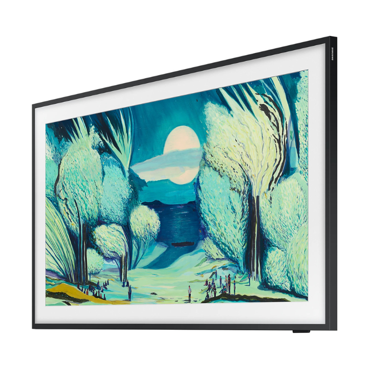 TV Samsung The Frame 55" QLED 4K com moldura preta e pintura de paisagem noturna com árvores e lua.