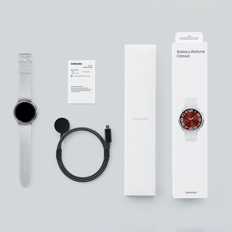 Smartwatch Samsung Galaxy Watch6 Classic prata 43mm com caixa e acessórios.