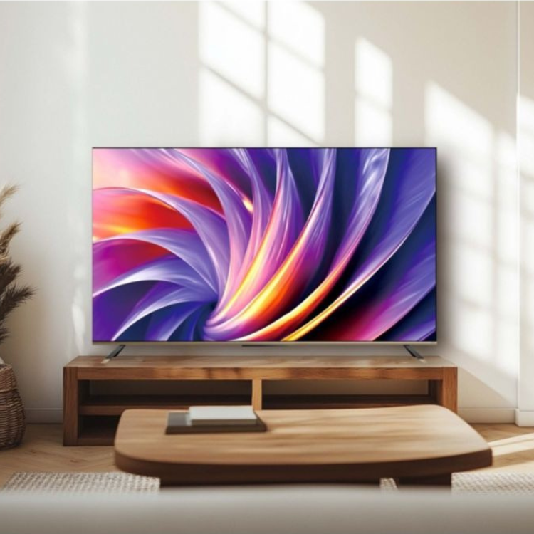 Televisão Dreame Q100 Smart TV 4K QLED 75" com imagem colorida, em sala de estar.