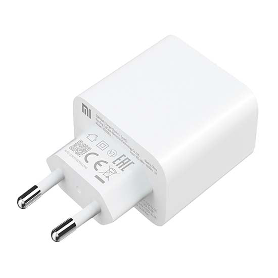 Carregador Xiaomi branco 33W com USB-A e USB-C.