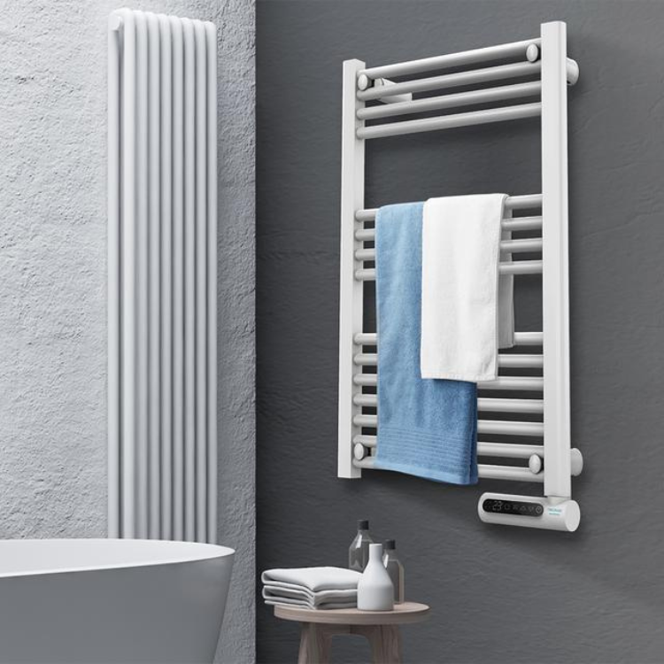 Toalheiro Elétrico Cecotec Ready Warm 9100 Smart Towel branco com toalhas azuis e brancas.