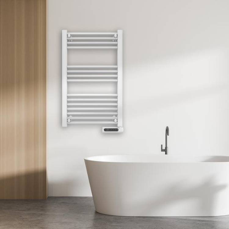 Toalheiro Elétrico Cecotec Ready Warm 9100 Smart Towel branco montado na parede ao lado de uma banheira.