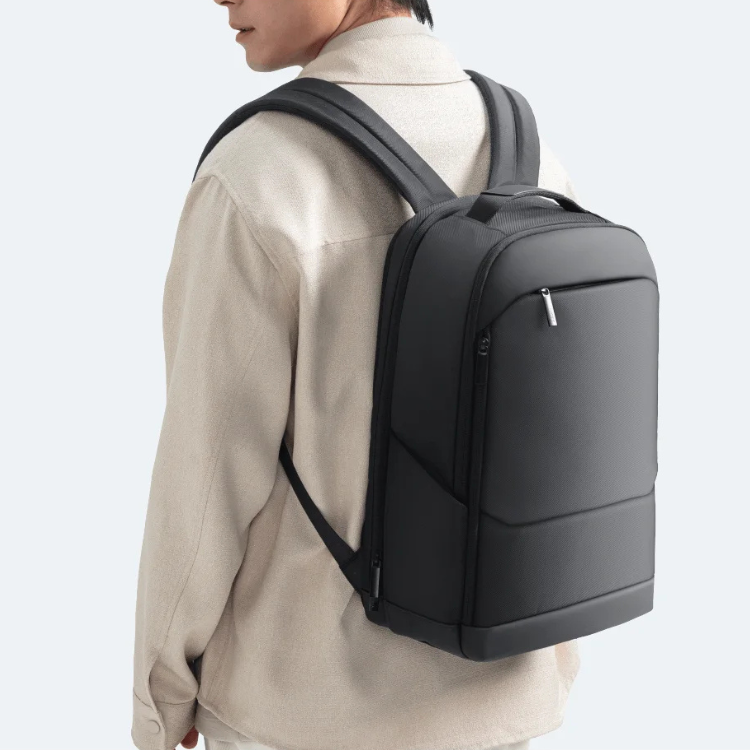 Mochila Xiaomi Business Backpack 15,6" preta, com alças ajustáveis, mostrada nas costas de uma pessoa.