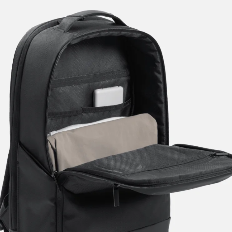 Mochila Xiaomi Business Backpack 15,6" preta, aberta, com compartimentos internos e objetos armazenados.